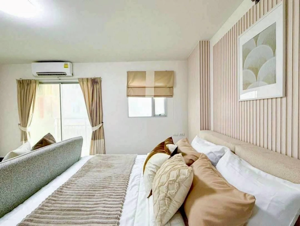 For rent: The Escape Condominium, Sukhumvit 101/1, decorated with beautiful wallpaper, fully furnished, hurry and book now.