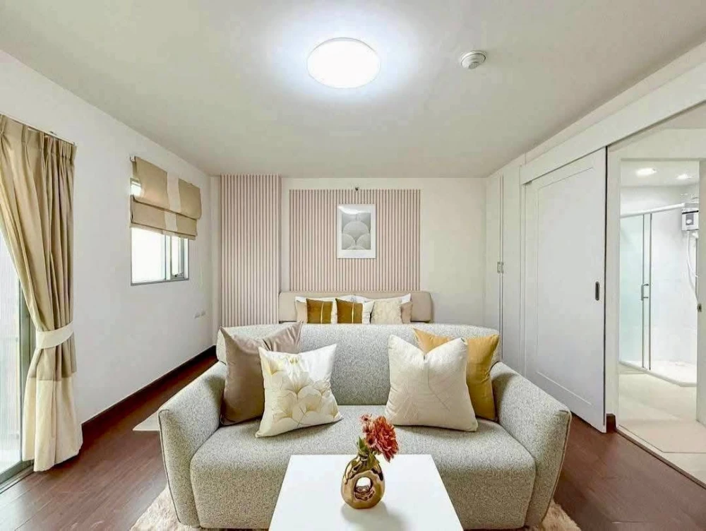 For rent: The Escape Condominium, Sukhumvit 101/1, decorated with beautiful wallpaper, fully furnished, hurry and book now.