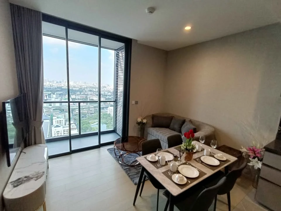 For rent: The Extra Phaya Thai - Rang Nam. Inside the room you can see Victory Monument and Santiphap Park. The bedroom is airy with a high ceiling. T