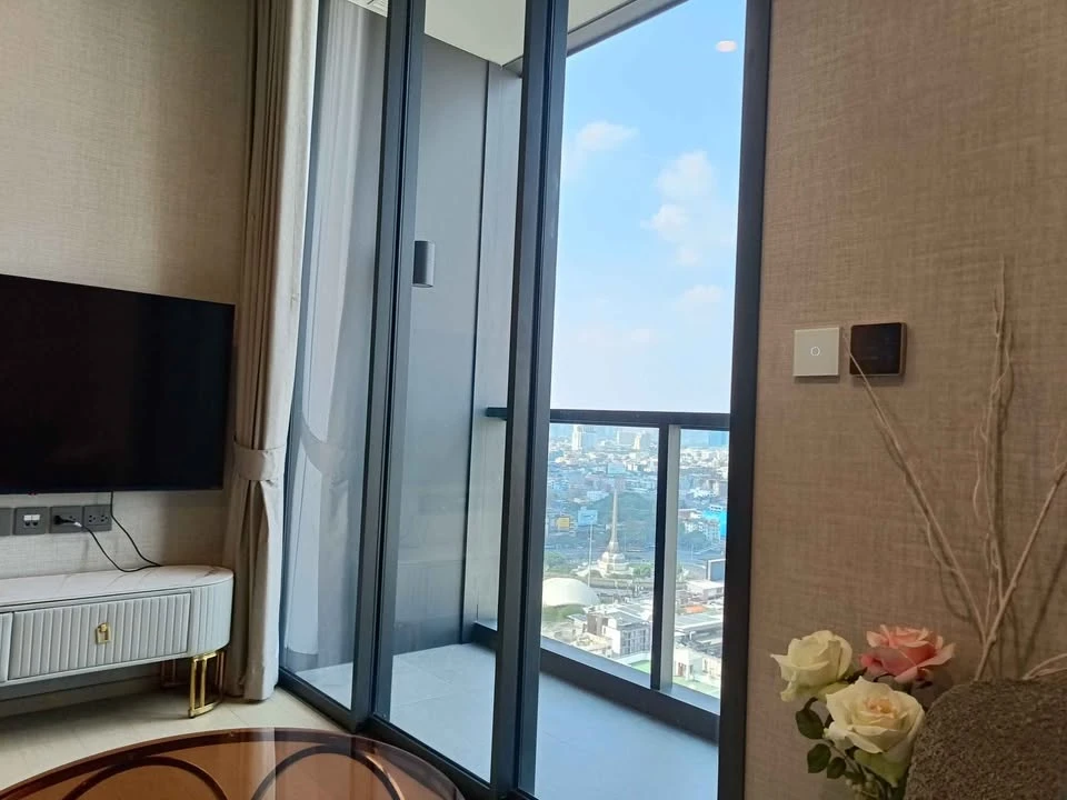For rent: The Extra Phaya Thai - Rang Nam. Inside the room you can see Victory Monument and Santiphap Park. The bedroom is airy with a high ceiling. T