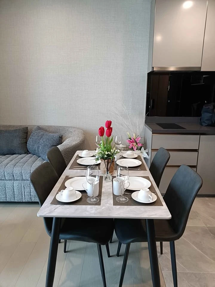 For rent: The Extra Phaya Thai - Rang Nam. Inside the room you can see Victory Monument and Santiphap Park. The bedroom is airy with a high ceiling. T