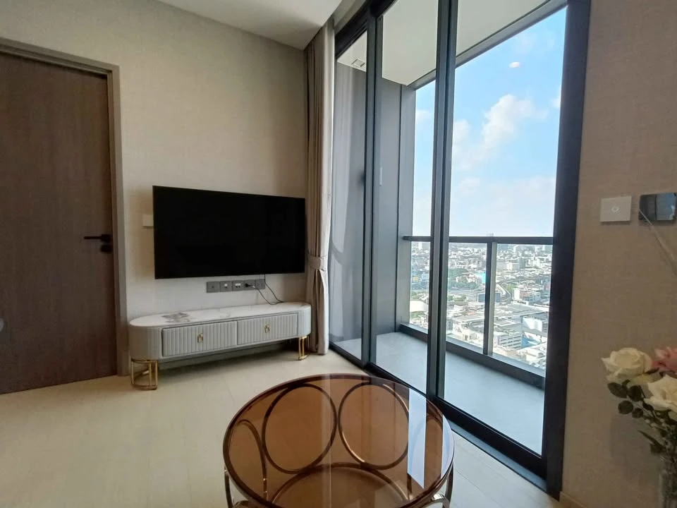 For rent: The Extra Phaya Thai - Rang Nam. Inside the room you can see Victory Monument and Santiphap Park. The bedroom is airy with a high ceiling. T
