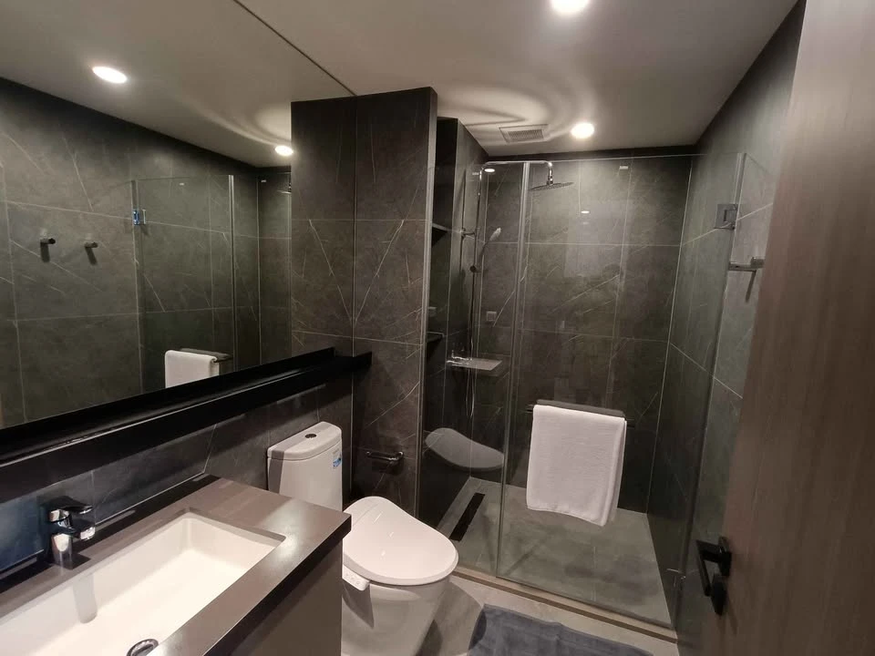 For rent: The Extra Phaya Thai - Rang Nam. Inside the room you can see Victory Monument and Santiphap Park. The bedroom is airy with a high ceiling. T