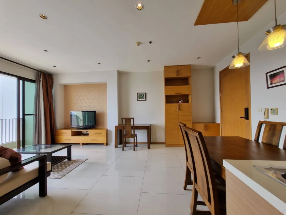 For rent!! The Emporio Place, 31st floor, river view, beautifully decorated room, ready to move in, convenient transportation, don't miss it!!