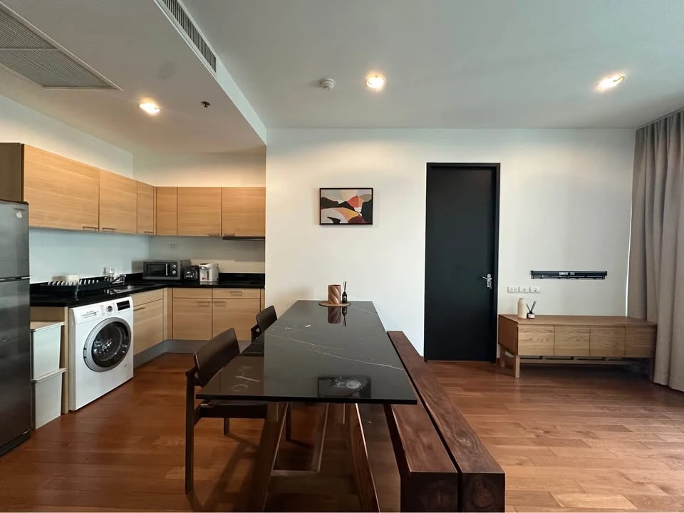 For rent: The Address Chidlom, 69 sq m., corner room, very quiet, prime location in Chidlom area, hurry and reserve now!