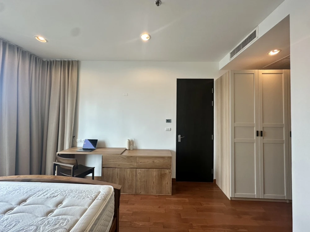 For rent: The Address Chidlom, 69 sq m., corner room, very quiet, prime location in Chidlom area, hurry and reserve now!