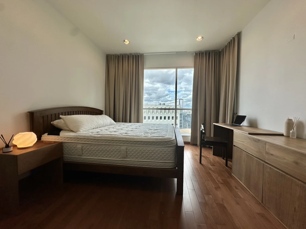 For rent: The Address Chidlom, 69 sq m., corner room, very quiet, prime location in Chidlom area, hurry and reserve now!