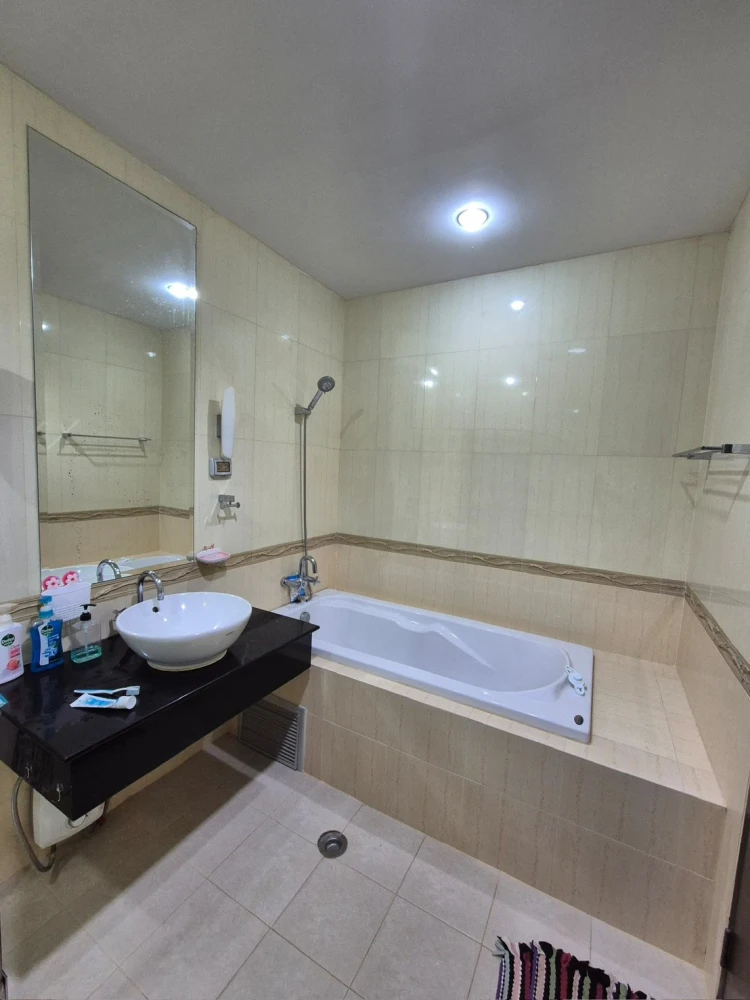 For rent: The Address Siam, very large room, fully furnished, complete with electrical appliances. Interested? Reserve now!