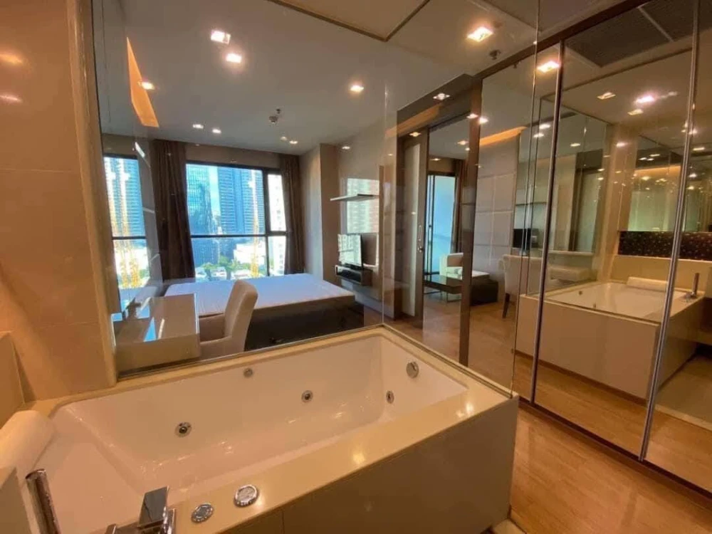 For rent: The Address Sathorn, prime location in Sathorn area, corner room, very private, at an affordable price. If you're late, you'll miss out.