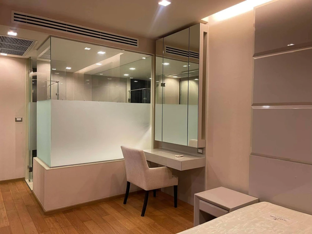 For rent: The Address Sathorn, prime location in Sathorn area, corner room, very private, at an affordable price. If you're late, you'll miss out.