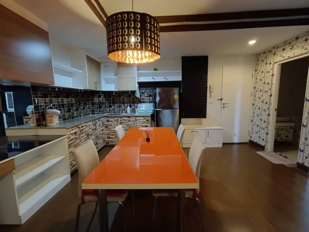 For rent: The Iris Rama 9-Srinakarin. The room is beautifully decorated, bright colors, complete with electrical appliances. Hurry and reserve now.