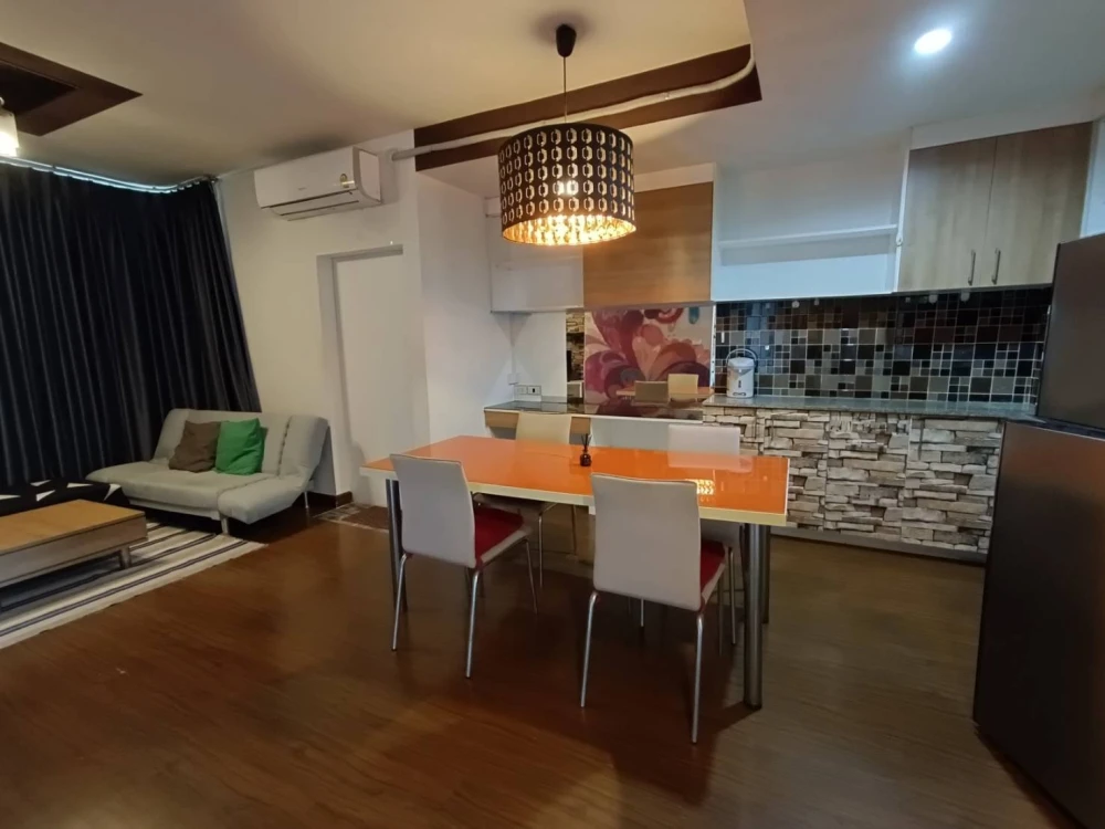 For rent: The Iris Rama 9-Srinakarin. The room is beautifully decorated, bright colors, complete with electrical appliances. Hurry and reserve now.