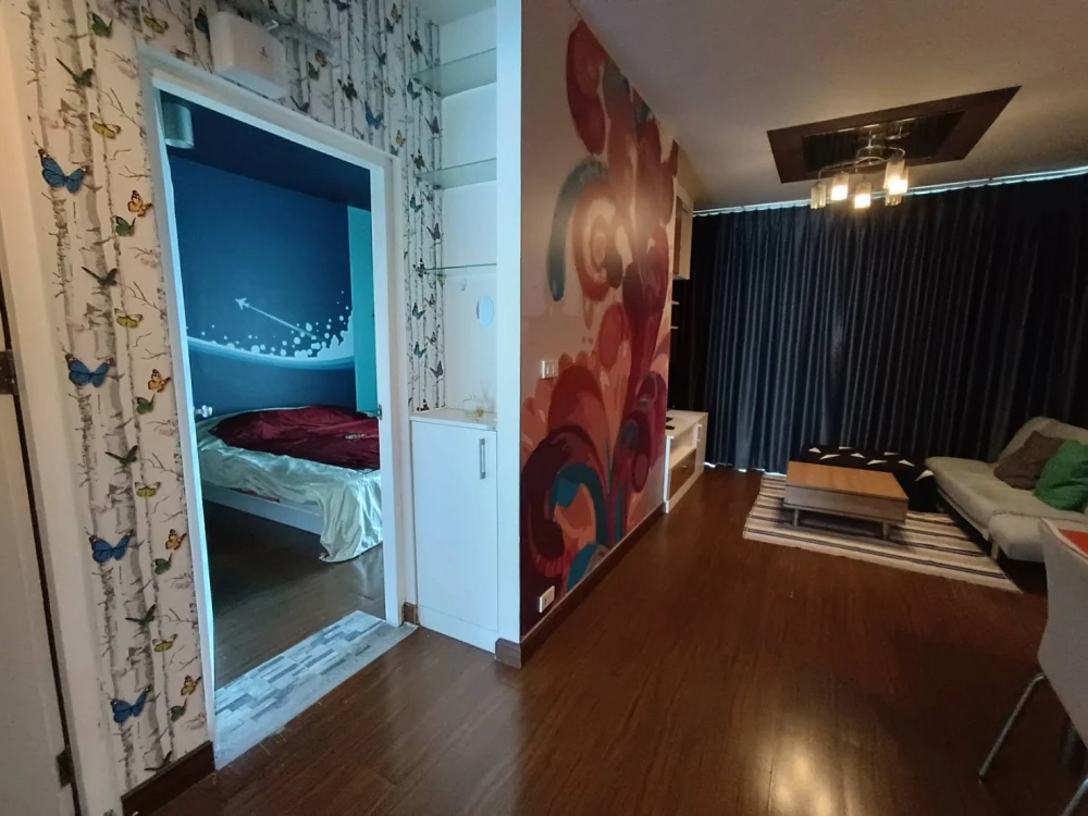 For rent: The Iris Rama 9-Srinakarin. The room is beautifully decorated, bright colors, complete with electrical appliances. Hurry and reserve now.