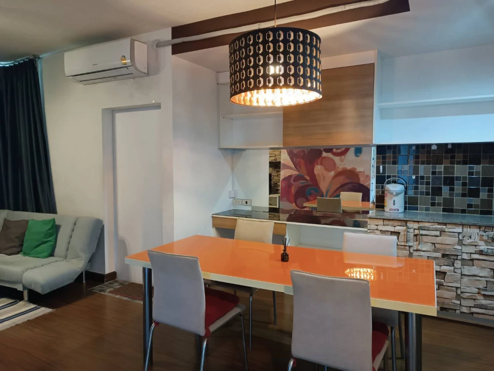 For rent: The Iris Rama 9-Srinakarin. The room is beautifully decorated, bright colors, complete with electrical appliances. Hurry and reserve now.