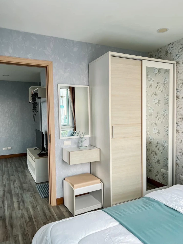 For rent: The Oscar Phetkasem 58, largest room size 35 sq m., with beautiful wallpaper throughout the room. Book now!