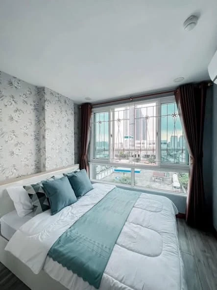 For rent: The Oscar Phetkasem 58, largest room size 35 sq m., with beautiful wallpaper throughout the room. Book now!