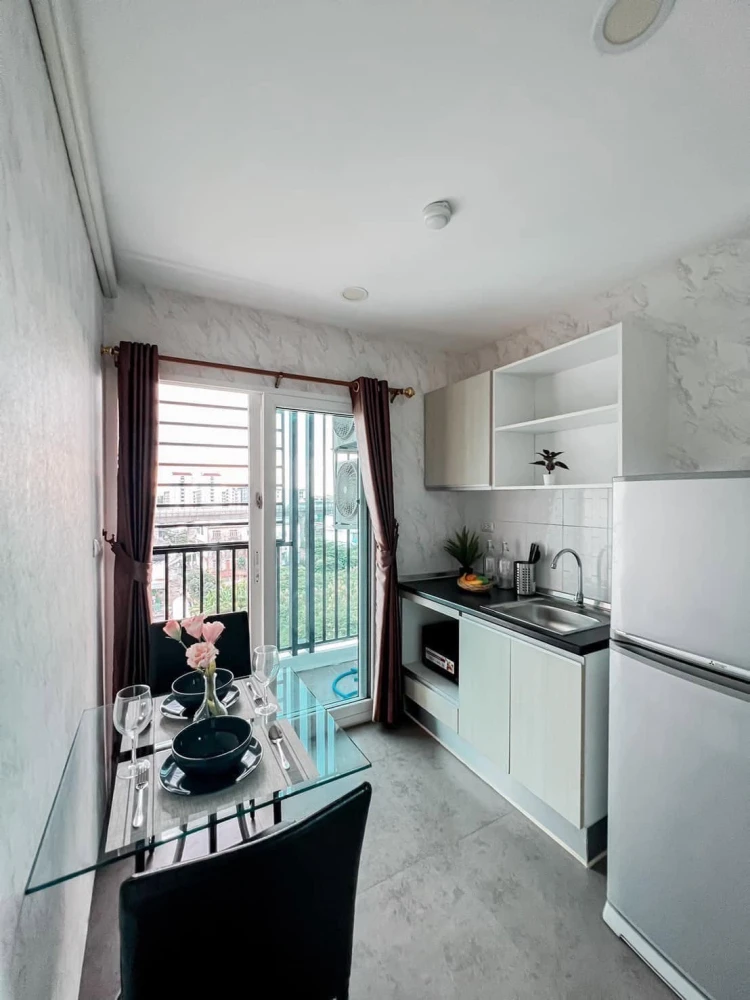 For rent: The Oscar Phetkasem 58, largest room size 35 sq m., with beautiful wallpaper throughout the room. Book now!