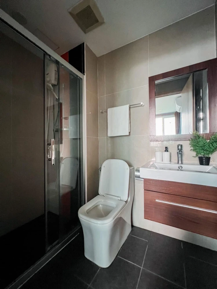 For rent: The Oscar Phetkasem 58, largest room size 35 sq m., with beautiful wallpaper throughout the room. Book now!