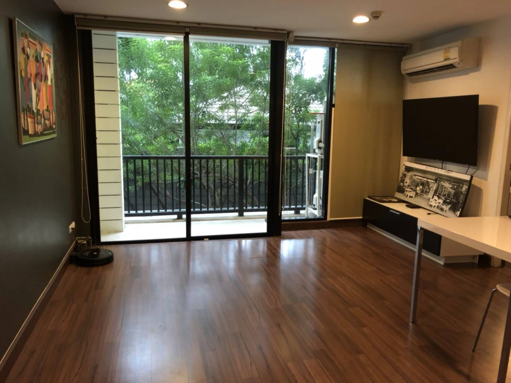 For rent: D 65 Condominium, 2nd floor, corner room, private, quiet, interested in booking now, don't wait.