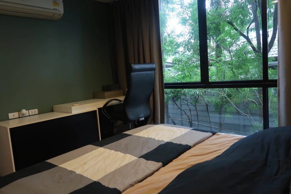 For rent: D 65 Condominium, 2nd floor, corner room, private, quiet, interested in booking now, don't wait.