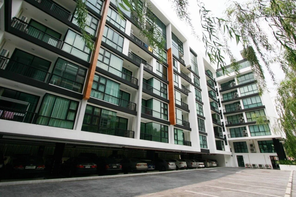For rent: D 65 Condominium, 2nd floor, corner room, private, quiet, interested in booking now, don't wait.