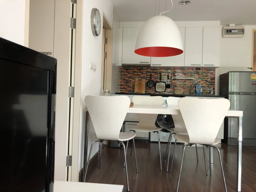 For rent: D 65 Condominium, 2nd floor, corner room, private, quiet, interested in booking now, don't wait.
