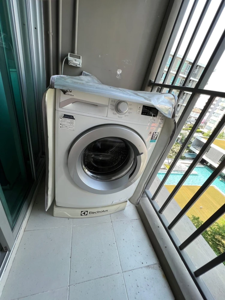 For rent: D Condo Sukhumvit 109, Building B, 6th floor, pool view, fully furnished, just bring your bags and move in.