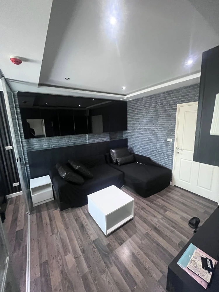 For rent: D Condo Sukhumvit 109, decorated with cool gray tones throughout the room, with excellent wallpaper. Hurry and grab it now!
