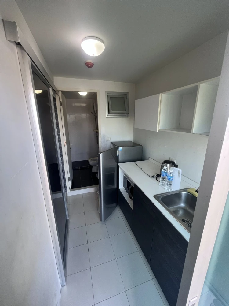 For rent: D Condo Sukhumvit 109, decorated with cool gray tones throughout the room, with excellent wallpaper. Hurry and grab it now!