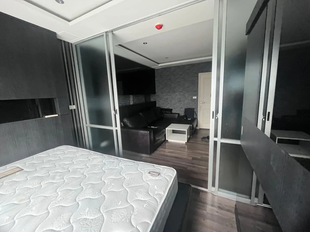 For rent: D Condo Sukhumvit 109, decorated with cool gray tones throughout the room, with excellent wallpaper. Hurry and grab it now!