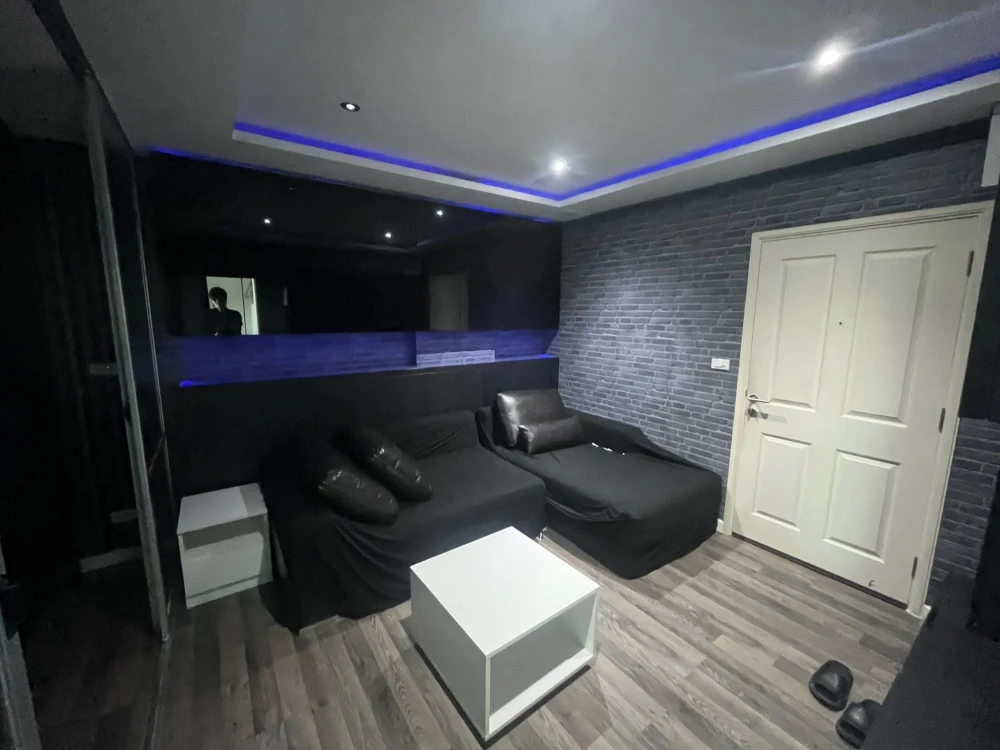 For rent: D Condo Sukhumvit 109, decorated with cool gray tones throughout the room, with excellent wallpaper. Hurry and grab it now!