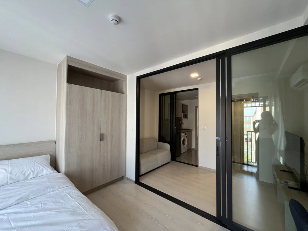 For rent: D Condo Shine Rangsit. Ready to move in, fully furnished with appliances. Book today! Don't miss this opportunity.