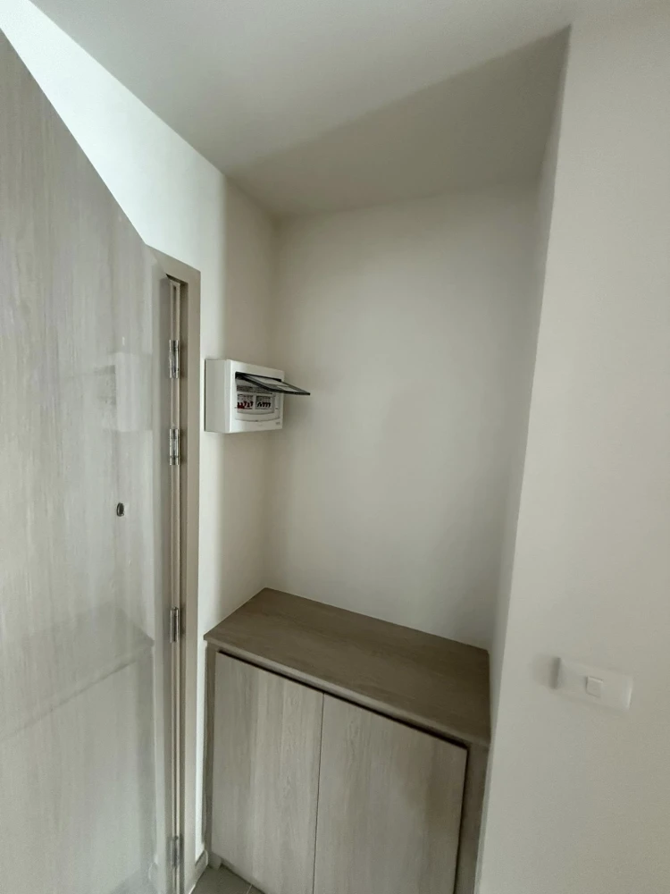 For rent: D Condo Shine Rangsit, Building 1, 6th floor, outside view, good location near Thammasat University, Rangsit. Hurry and reserve now!