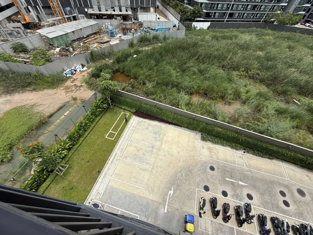 For rent: D Condo Shine Rangsit, Building 1, 6th floor, outside view, good location near Thammasat University, Rangsit. Hurry and reserve now!