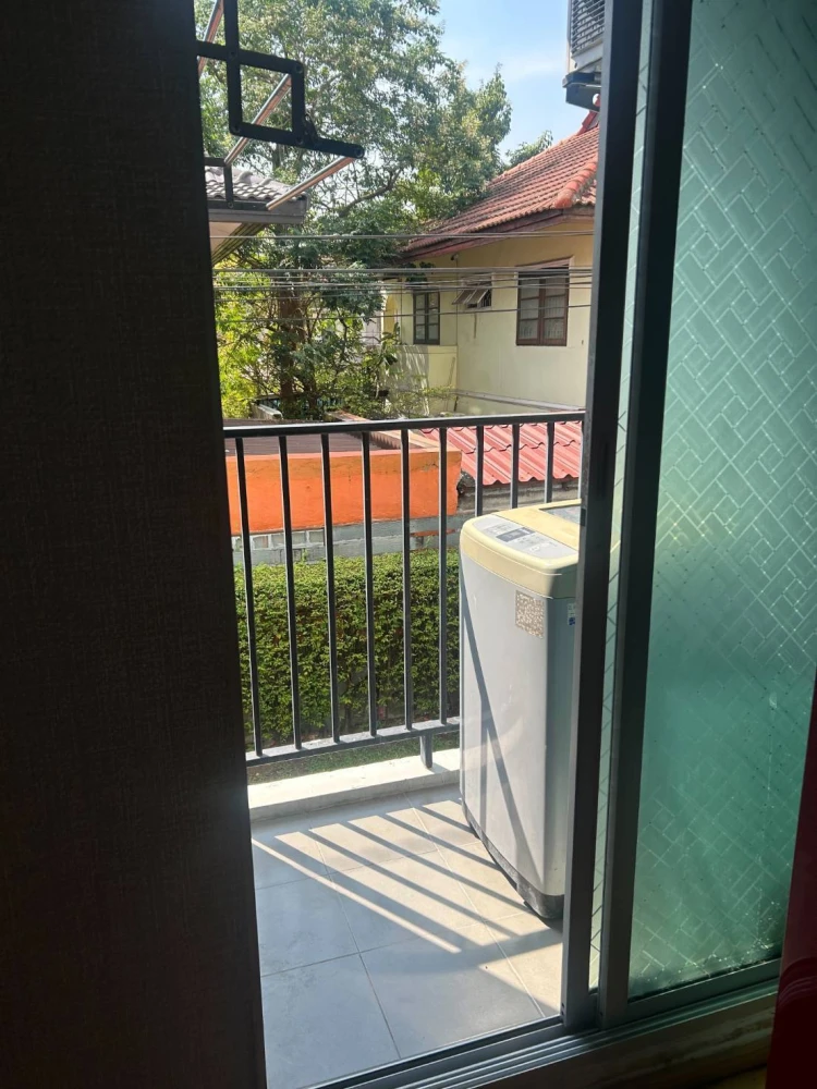 For rent: D Condo Ratchaprarop, Building F, 2nd floor, complete electrical appliances, washing machine available, very worth booking.