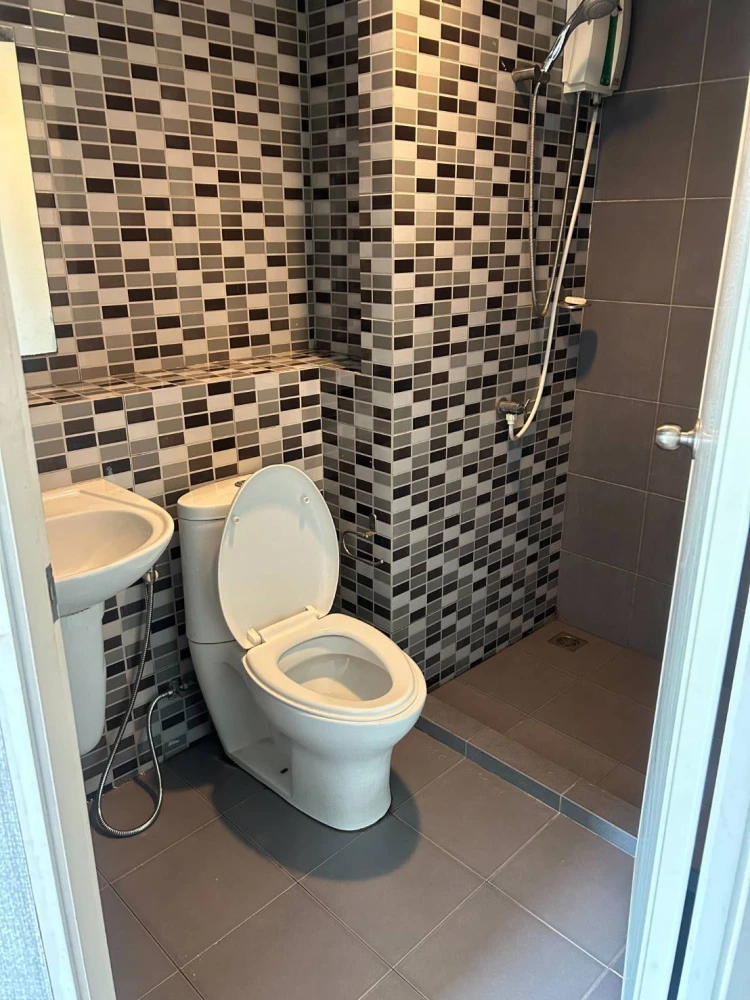 For rent: D Condo Ratchaprarop, Building F, 2nd floor, complete electrical appliances, washing machine available, very worth booking.