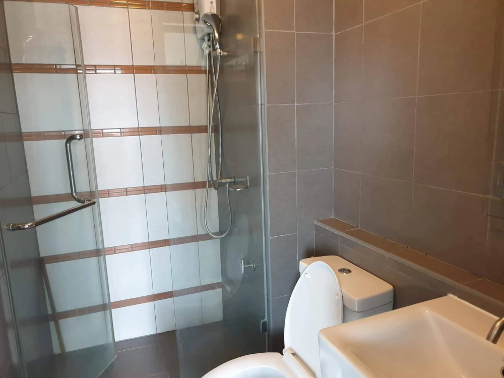 For rent!! D Condo Campus Rangsit Phase 1, 8th floor, Building D, swimming pool view, beautiful room, good location, hurry to book now!!