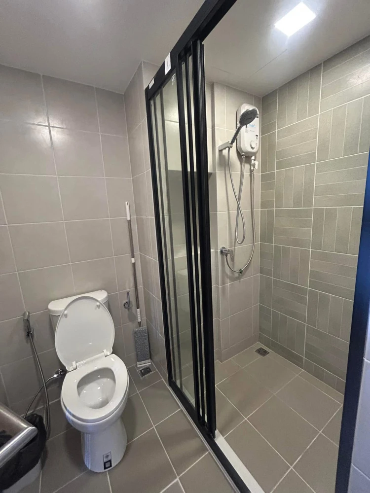 For rent: D Condo Air Lat Krabang, studio room, 5th floor, comes with complete facilities. Hurry to reserve.