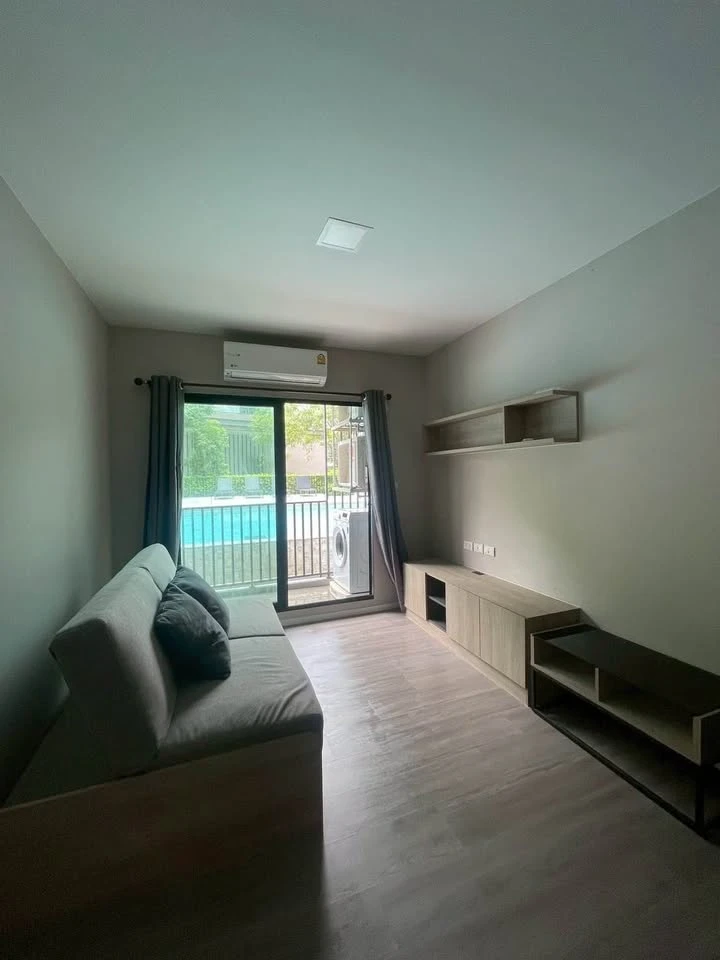 For rent: D Condo Hideaway Rangsit Phase 4, 1st floor, next to the swimming pool, giving a pool villa atmosphere. Just bring your belongings and move