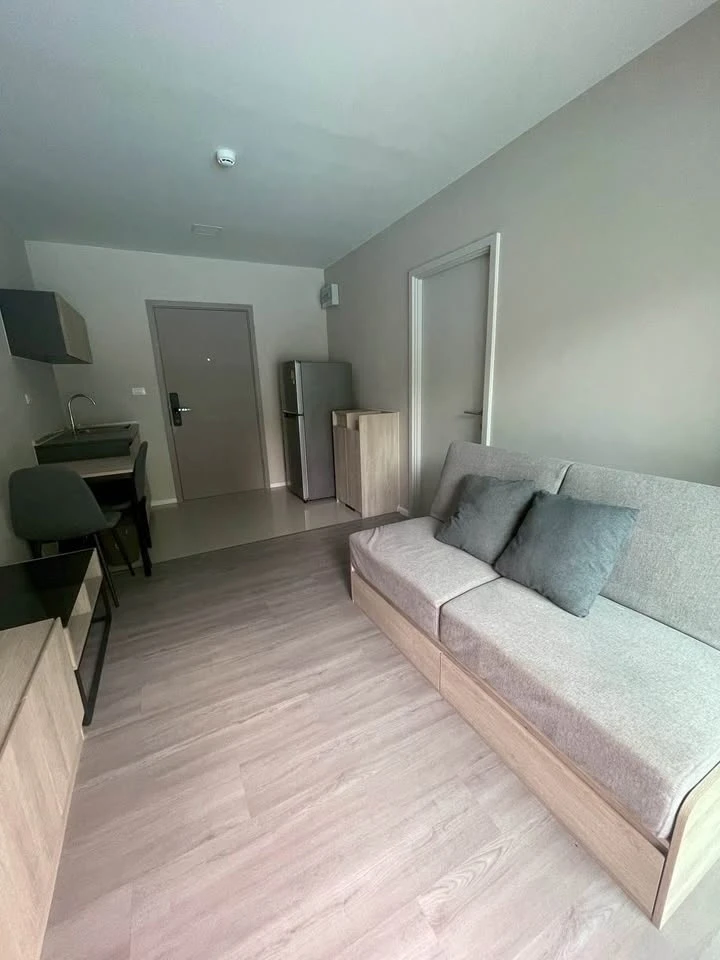 For rent: D Condo Hideaway Rangsit Phase 4, 1st floor, next to the swimming pool, giving a pool villa atmosphere. Just bring your belongings and move