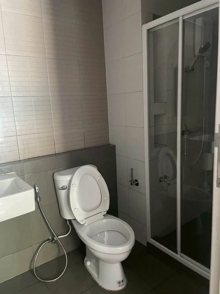 For rent: D Condo Hideaway Rangsit Phase 4, 1st floor, next to the swimming pool, giving a pool villa atmosphere. Just bring your belongings and move