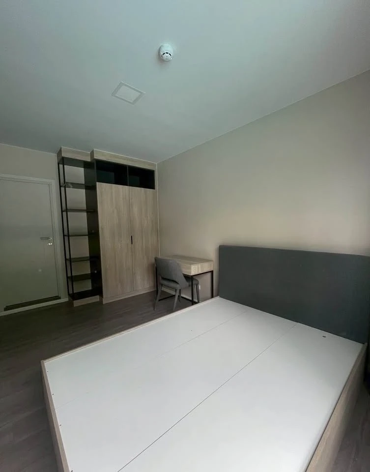 For rent: D Condo Hideaway Rangsit Phase 4, 1st floor, next to the swimming pool, giving a pool villa atmosphere. Just bring your belongings and move