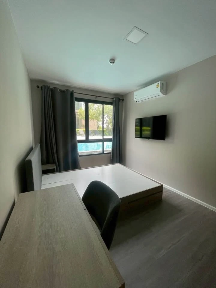 For rent: D Condo Hideaway Rangsit Phase 4, 1st floor, next to the swimming pool, giving a pool villa atmosphere. Just bring your belongings and move