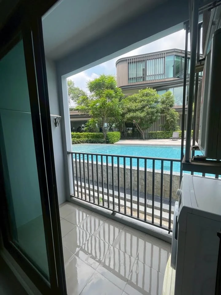For rent: D Condo Hideaway Rangsit Phase 4, 1st floor, next to the swimming pool, giving a pool villa atmosphere. Just bring your belongings and move