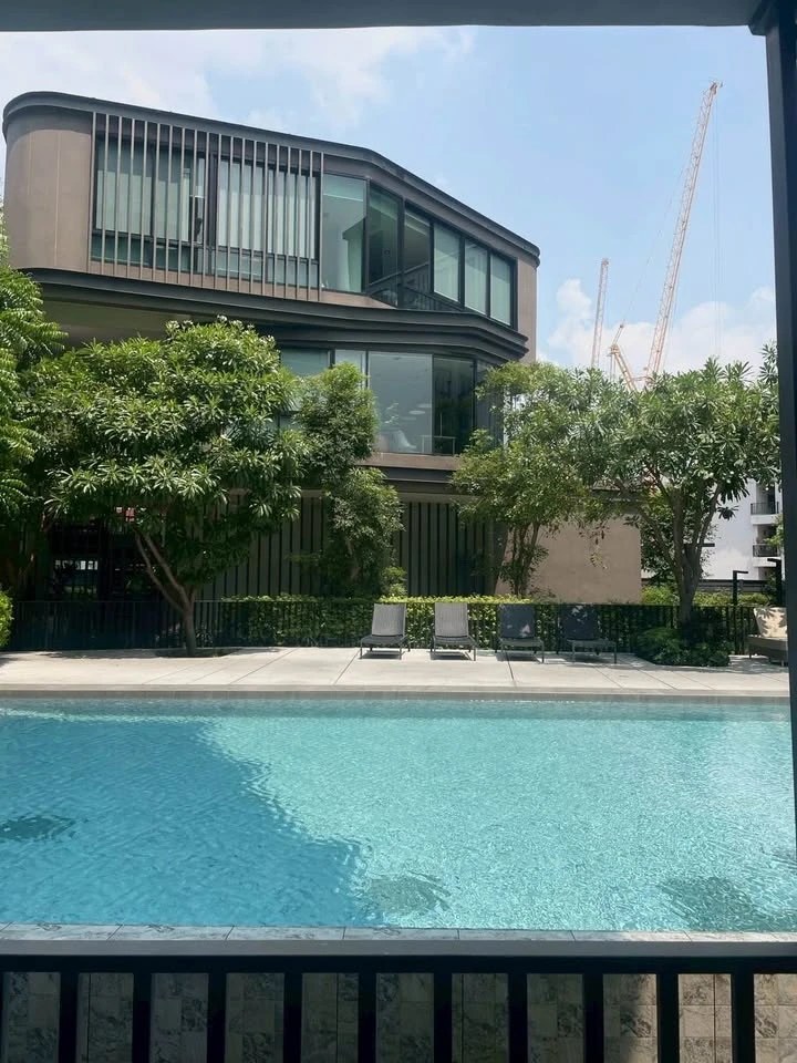 For rent: D Condo Hideaway Rangsit Phase 4, 1st floor, next to the swimming pool, giving a pool villa atmosphere. Just bring your belongings and move
