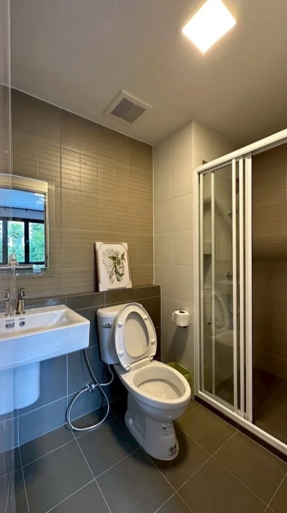 For rent: D Condo Hideaway Rangsit Phase 4, 2nd floor, natural tree view, not hot, not clashing with buildings, private corner, room not connected to