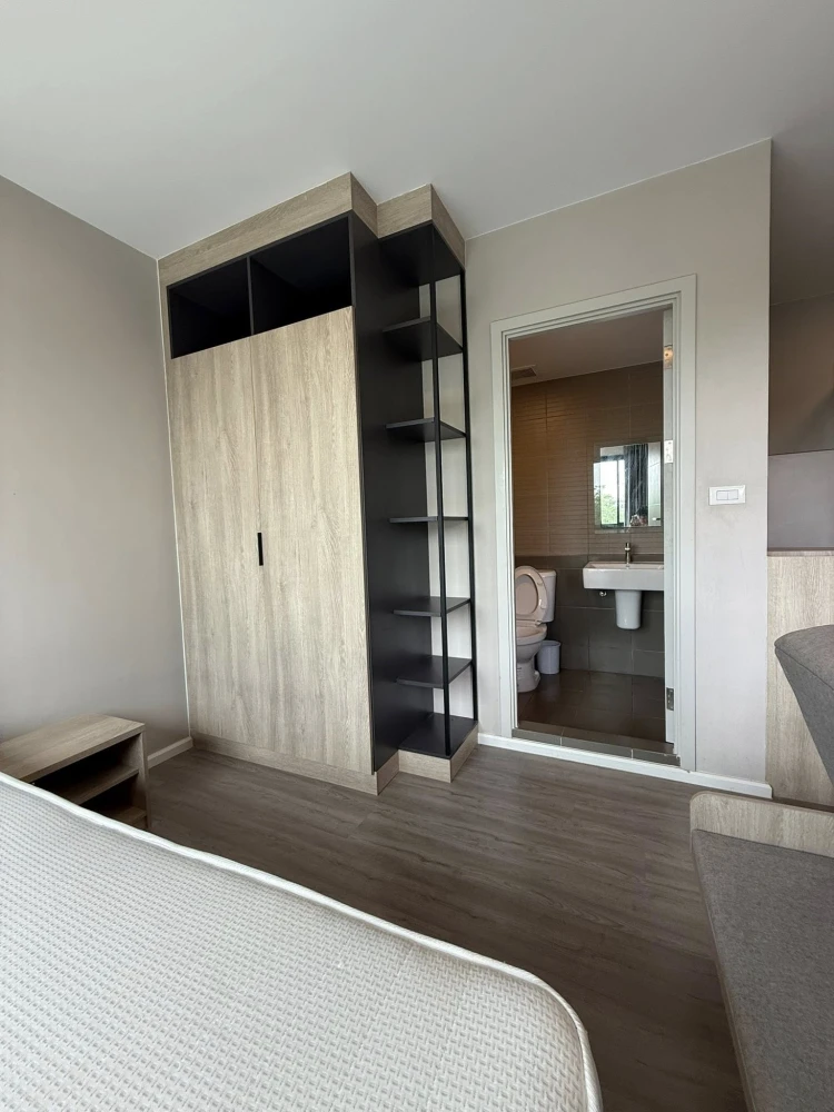 For rent: D Condo Hideaway Rangsit Phase 4. Quiet, peaceful, comfortable, no direct sunlight. Washing machine included in the unit. Ready to move in!