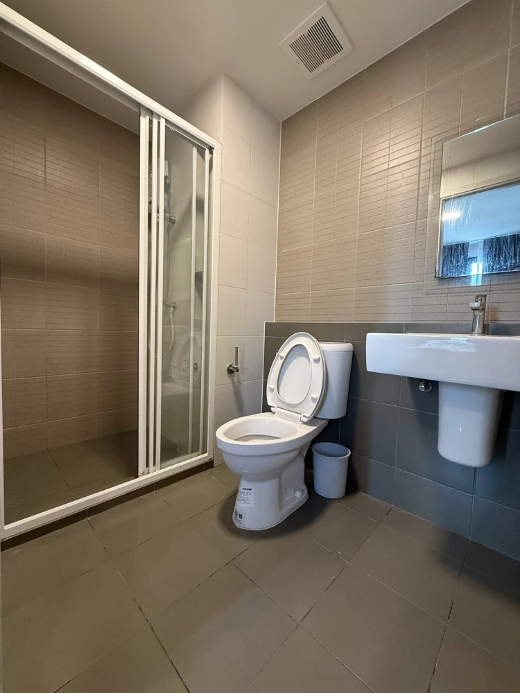 For rent: D Condo Hideaway Rangsit Phase 4. Quiet, peaceful, comfortable, no direct sunlight. Washing machine included in the unit. Ready to move in!