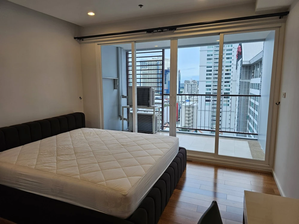 Urgent for rent !! Condo 15 Sukhumvit Residences, near BTS Asoke Nana, fully furnished, ready to move in, don't miss it !!