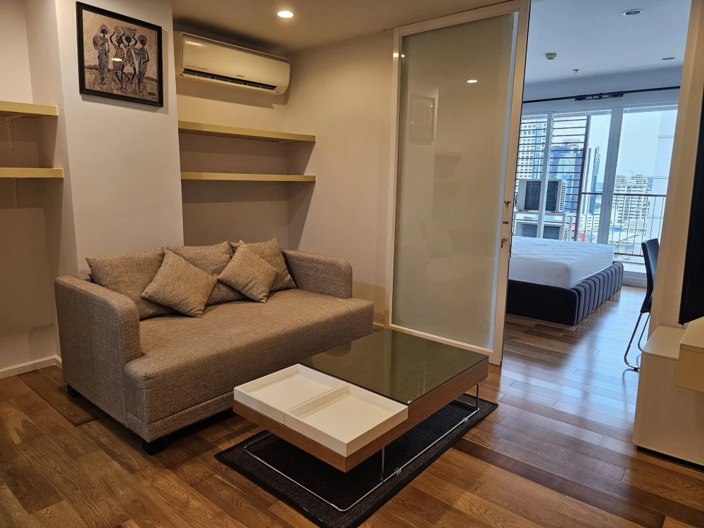 Urgent for rent !! Condo 15 Sukhumvit Residences, near BTS Asoke Nana, fully furnished, ready to move in, don't miss it !!